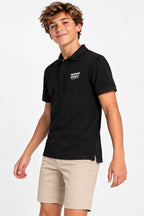 Polo garçon noir en coton, col et patte boutonnée, logo poitrine à droite
