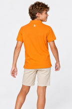 Polo coton orange garçon, vue dos, manches courtes, petit emblème au col