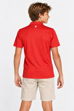 Polo de golf technique enfant rouge, dos avec petit logo, col à 3 boutons.