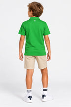 Polo technique vert dos avec marquage, col et manches courtes, short beige