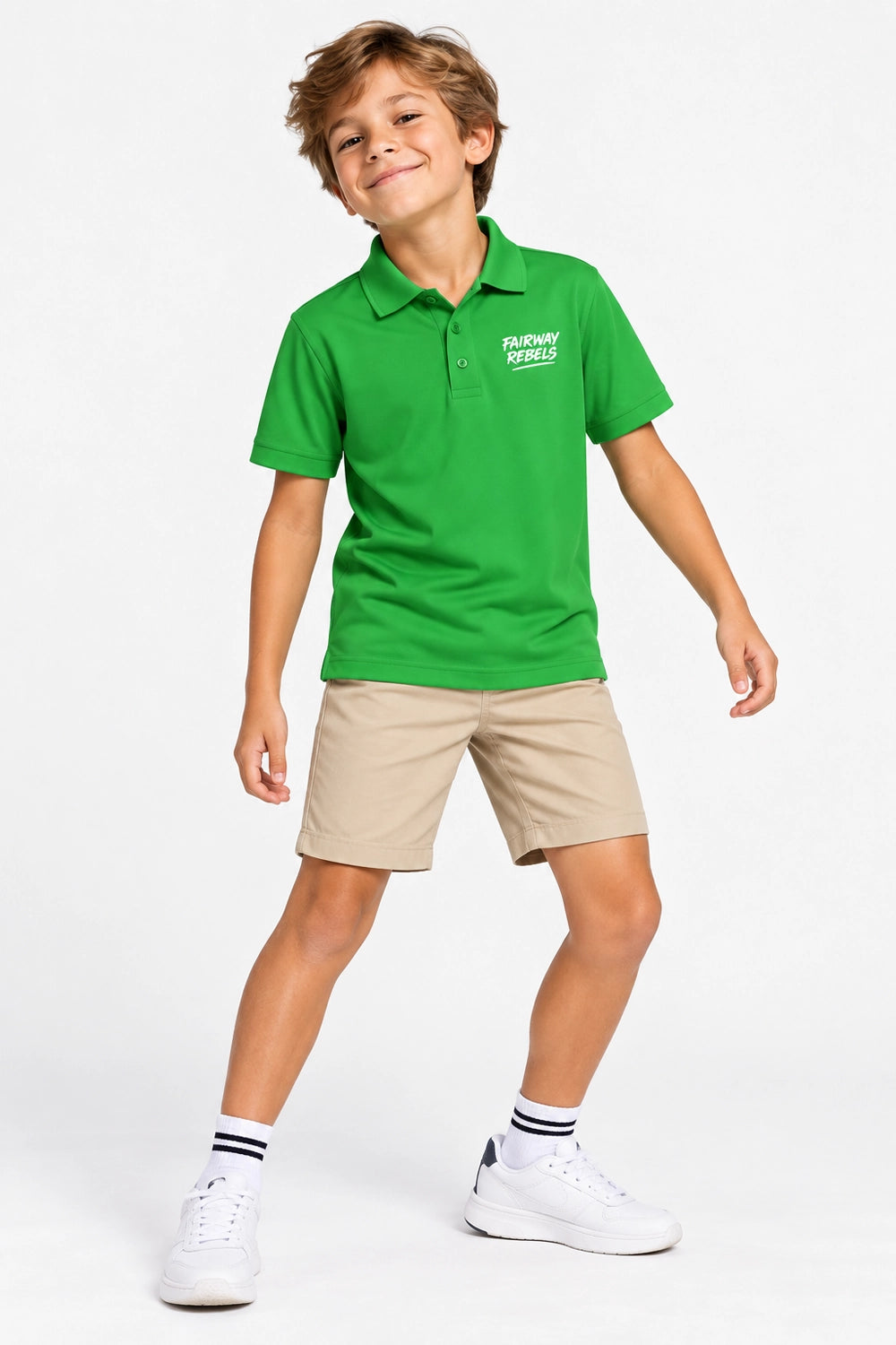 Polo technique vert col boutonné, logo poitrine, short beige et baskets