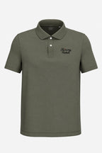 Polo homme coton vert olive, col à trois boutons et broderie poitrine décorative.