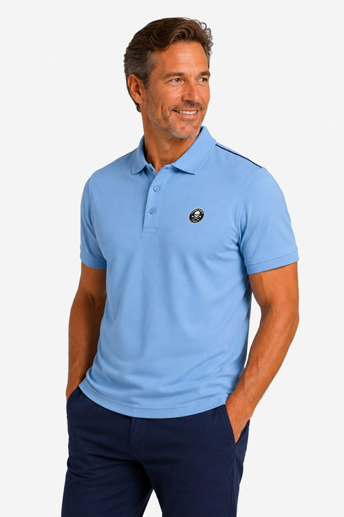 Polo golf homme stretch bleu ciel, col boutonné, logo poitrine, manches courtes.