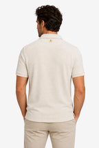 Polo de golf pour homme beige clair vu de dos, broderie au col, manches courtes.