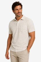 Polo de golf pour homme beige clair à col classique, poche poitrine, manches courtes.