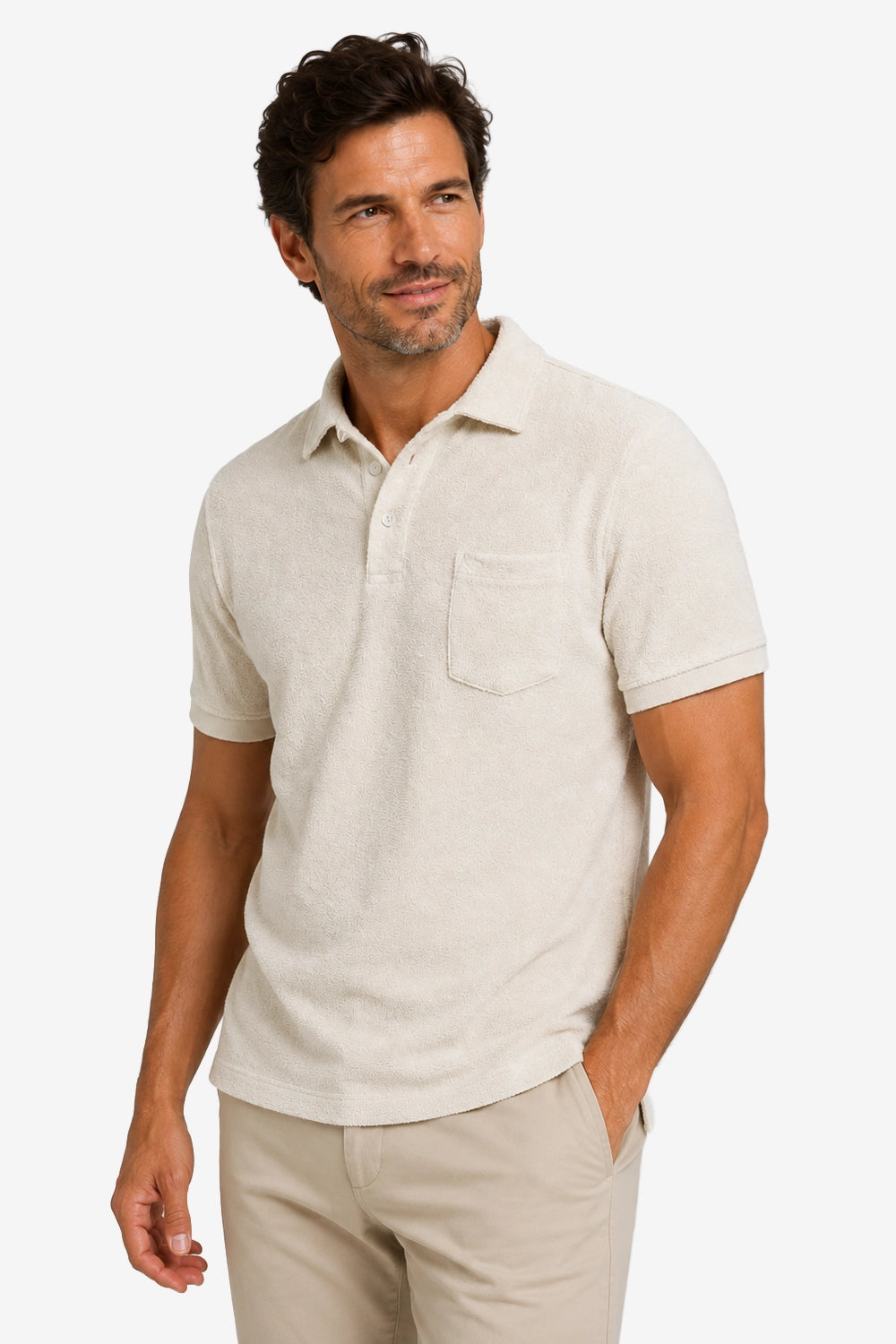 Polo de golf pour homme beige clair à col classique, poche poitrine, manches courtes.