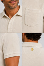 Polo de golf pour homme beige clair : col boutonné, poche poitrine, broderie dos.