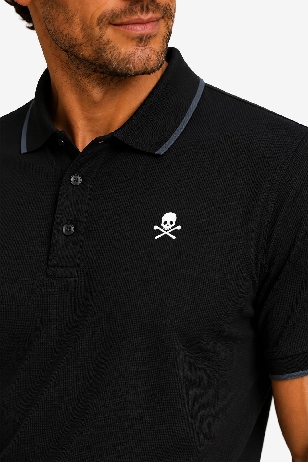 Polo de golf homme gaufré stretch noir, gros plan col et patte boutonnée, logo crâne