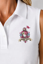 Polo sans manches blanc, écusson brodé multicolore « FAIRWAY REBELS ».