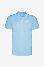 Polo technique bleu ciel pour garçon, devant boutonné et logo poitrine discret.