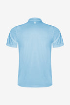 Polo technique bleu ciel pour garçon, vue dos, col côtelé et petit logo au cou.