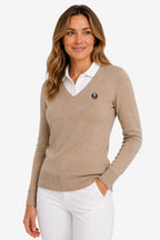 Pull femme col V en maille beige, écusson rond sur la poitrine, manches longues