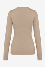 Pull femme col V en maille beige vu de dos, étiquette près du col
