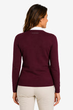 Pull femme col V bordeaux, vue de dos, bord côte au bas et aux poignets.