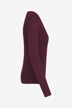 Pull femme col V bordeaux, vue de profil, manches longues, maille tricot.