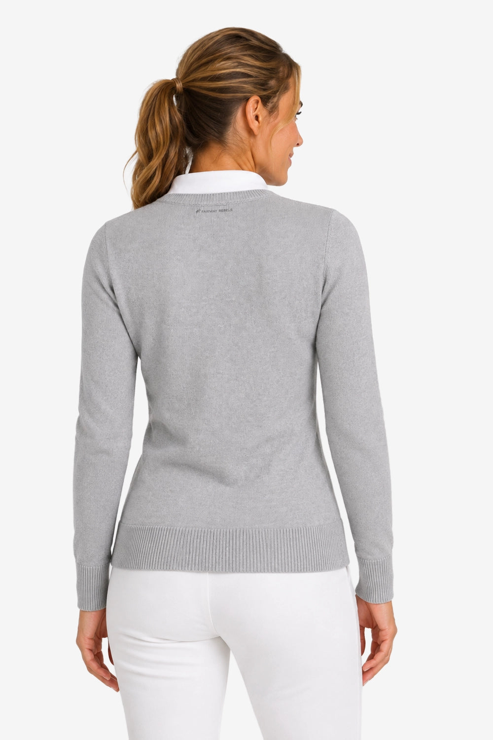 Pull femme à col V gris clair, vue de dos, bas côtelé.