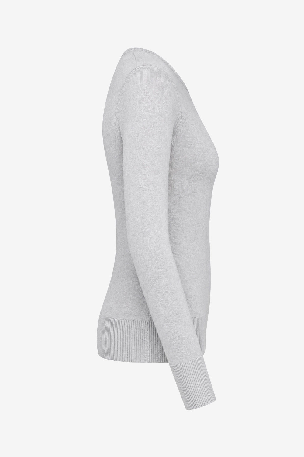 Pull femme à col V gris clair, coupe ajustée, vue de profil, manches longues.