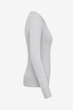 Pull femme à col V gris clair, coupe ajustée, vue de profil, manches longues.