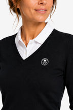 Pull femme à col V noir, écusson rond poitrine, col V en maille côtelée.