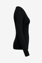 Pull femme noir, vue de côté, manche longue et ourlet côtelé
