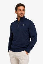 Pull homme en maille bleu marine à col demi-zip 1/4, fermeture près du cou et logo.