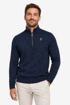 Pull homme bleu marine 1/4 zip, col montant côtelé, logo poitrine.