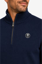 Pull homme bleu marine 1/4 zip col montant, logo rond sur la poitrine.