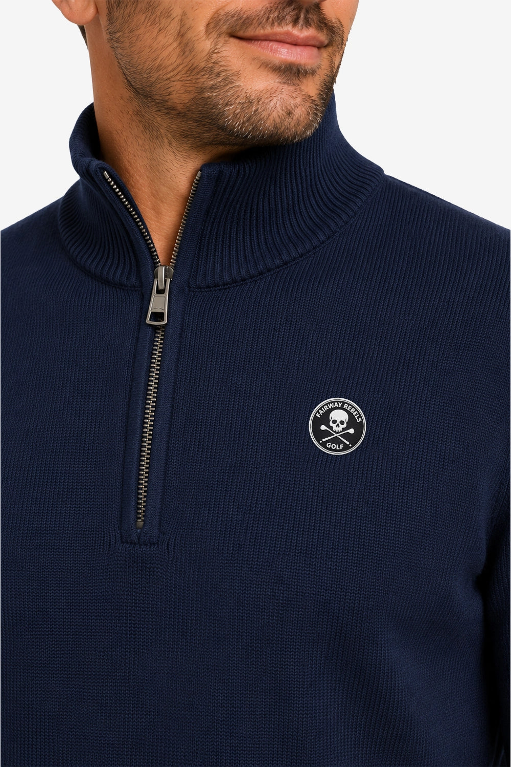 Pull homme bleu marine 1/4 zip col montant, logo rond sur la poitrine.