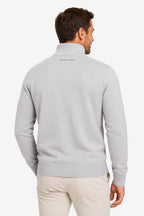 Pull homme en maille gris, vue dos, col demi-zip 1/4 et bord-côtes aux poignets.