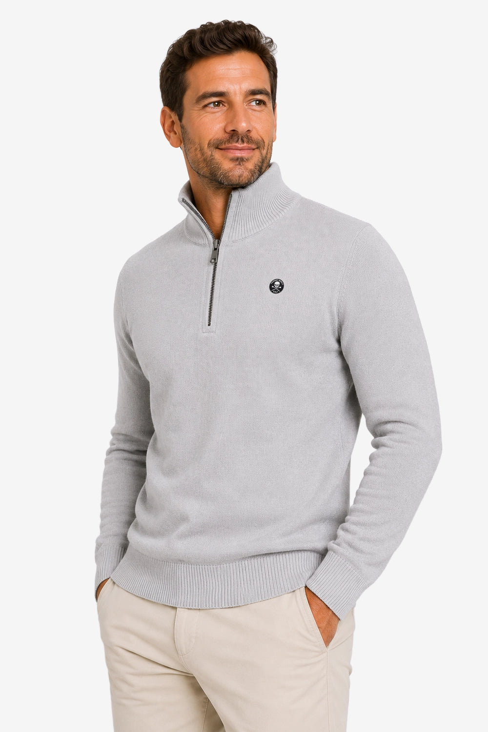 Pull homme en maille gris à col demi-zip 1/4, demi-fermeture et logo poitrine.