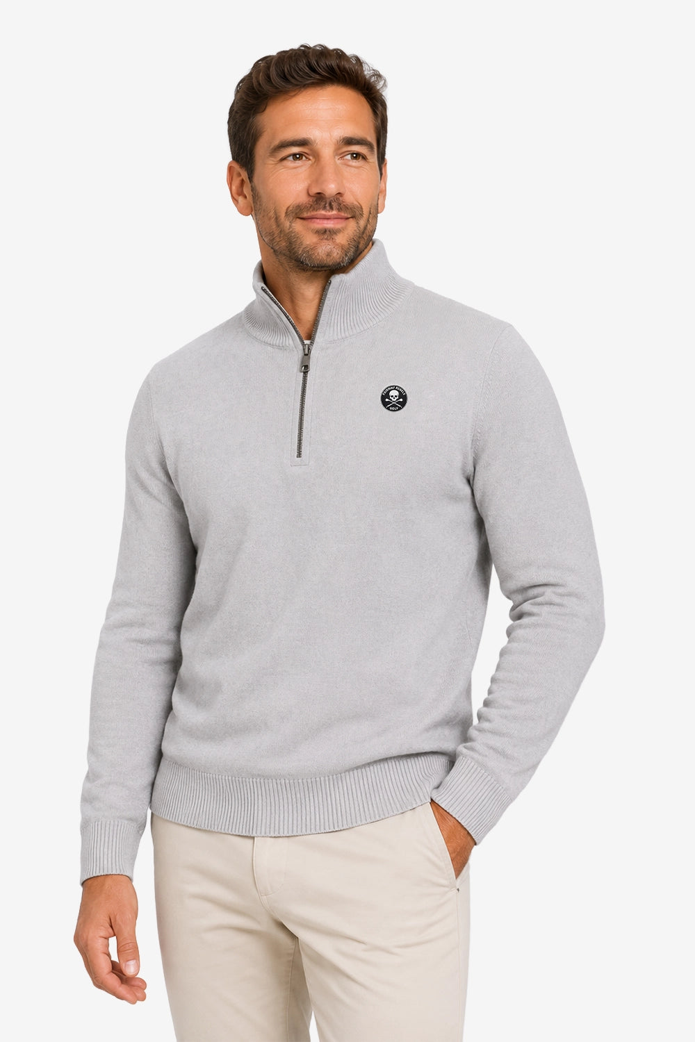 Pull homme gris clair 1/4 zip, col montant côtelé, logo rond poitrine.