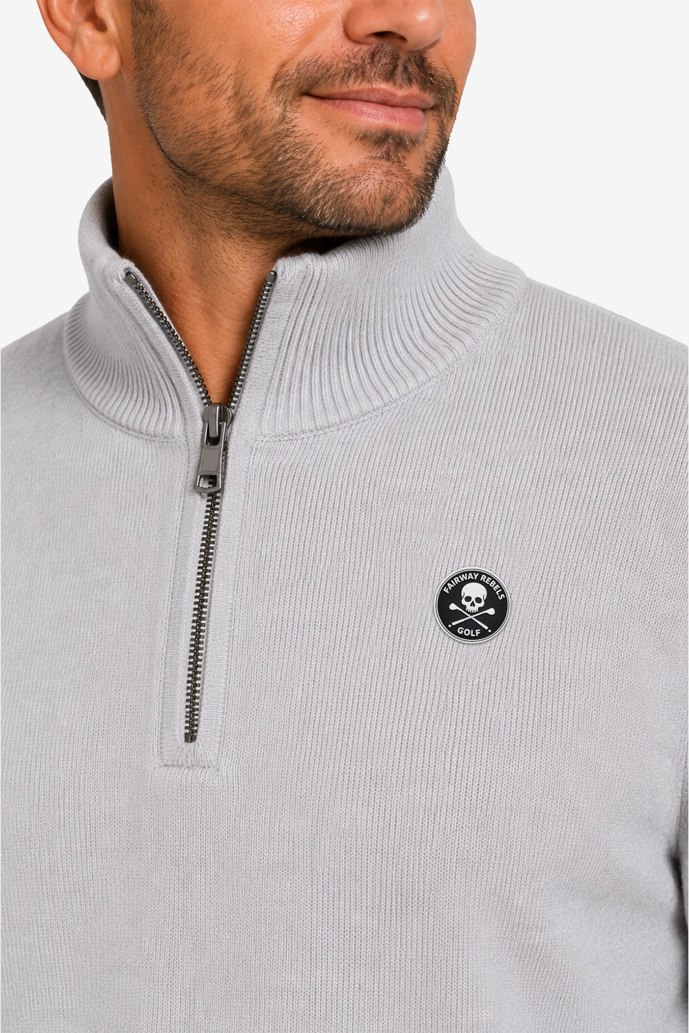 Pull homme gris 1/4 zip col montant côtelé, logo rond poitrine.
