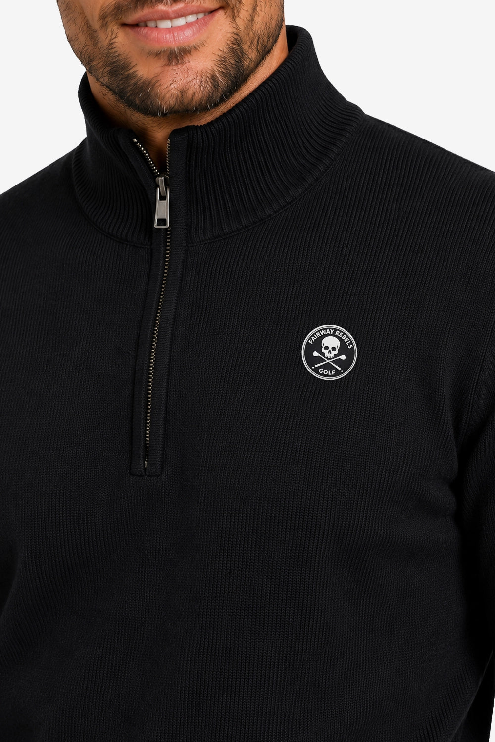 Pull homme noir 1/4 zip, col montant côtelé, logo crâne rond sur la poitrine.