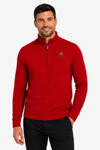 Pull homme rouge 1/4 zip col montant, maille côtelée, logo sur la poitrine.