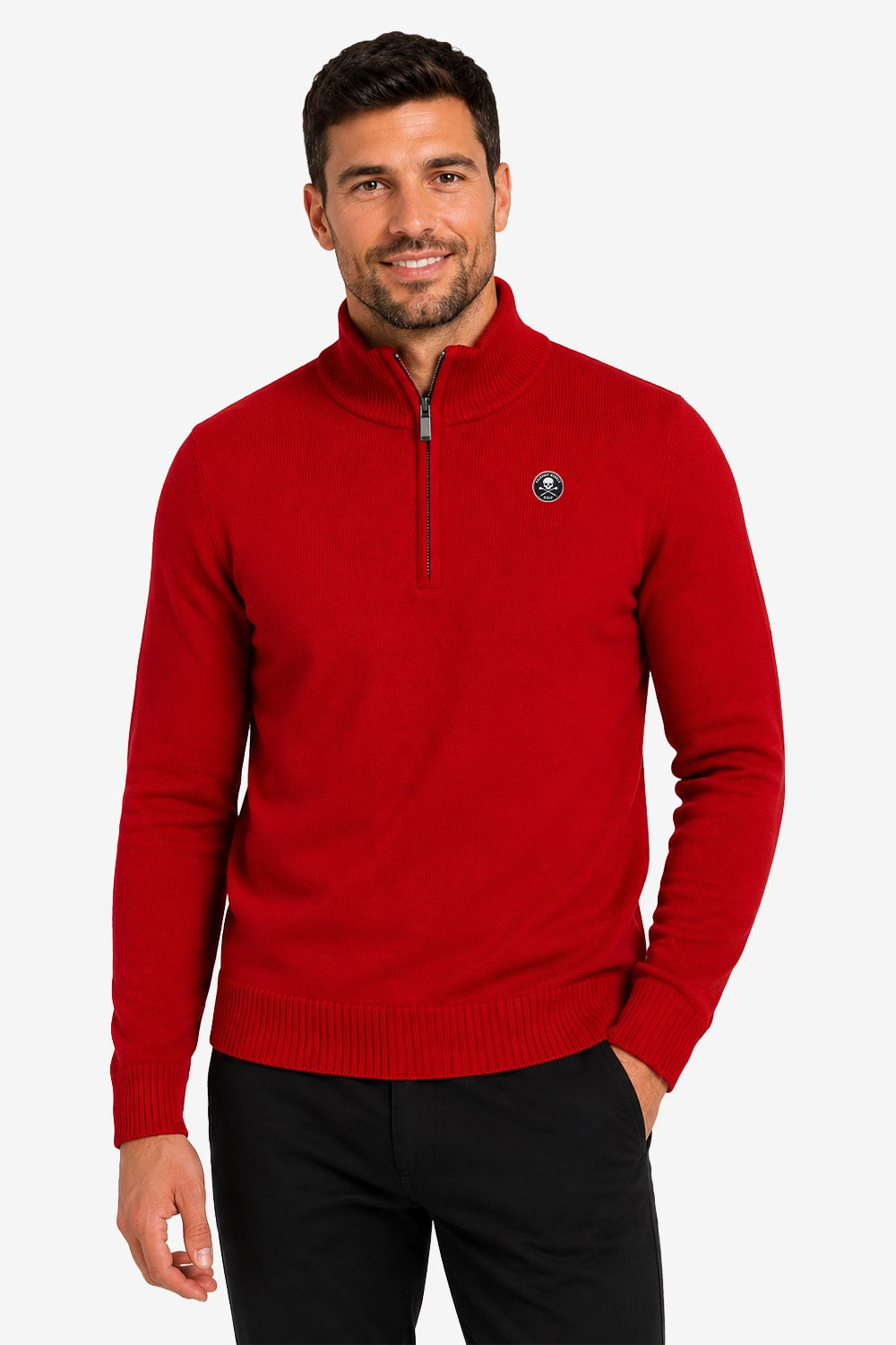 Pull homme rouge 1/4 zip col montant, maille côtelée, logo sur la poitrine.