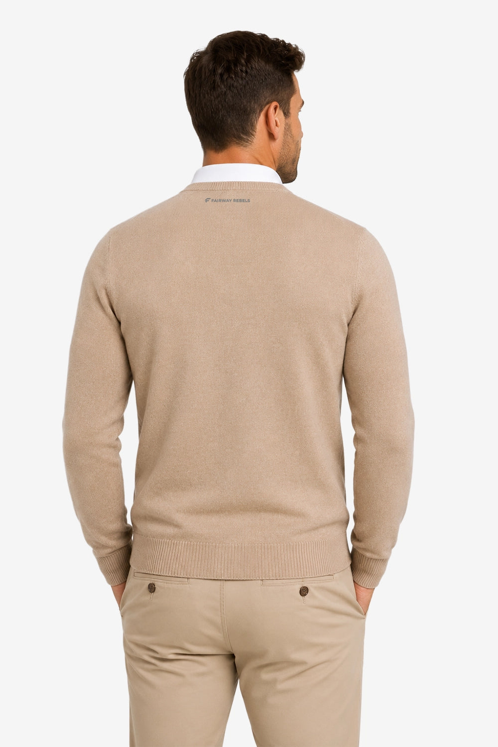 Pull homme col V beige à l’arrière, finitions côtelées, étiquette au haut du dos