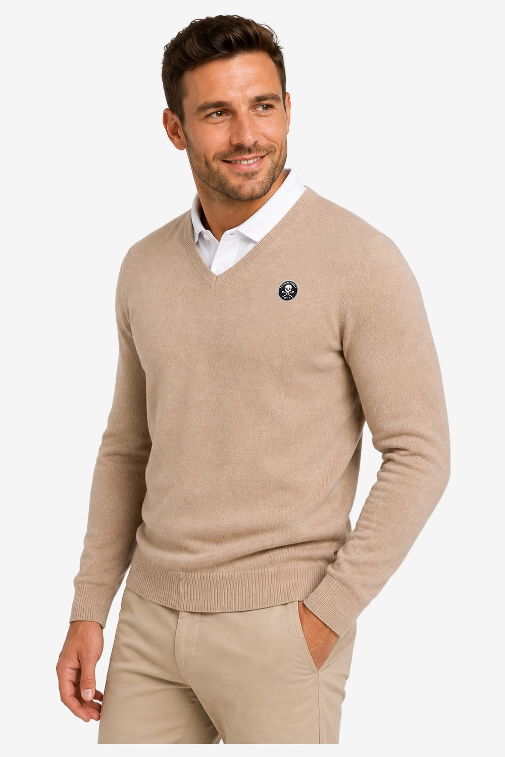 Pull homme col V beige, manches longues, bordures côtelées, petit logo poitrine