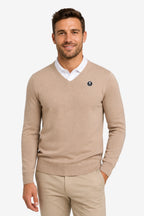 Pull homme col V beige en maille côtelée, coupe droite, badge Golf sur la poitrine