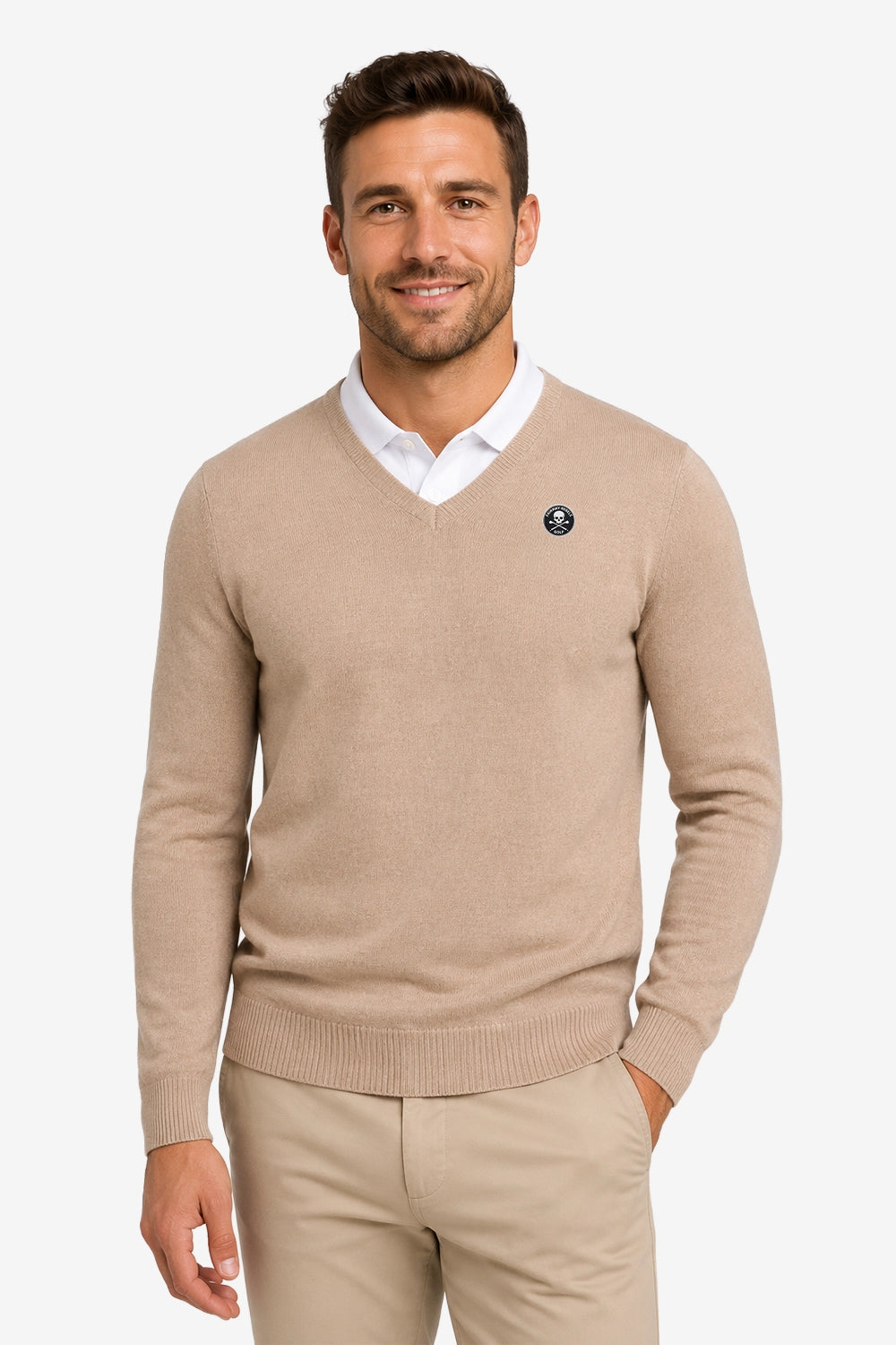 Pull homme col V beige en maille côtelée, coupe droite, badge Golf sur la poitrine