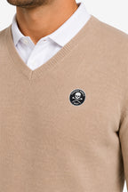 Pull homme col V beige en maille côtelée, badge Golf sur la poitrine