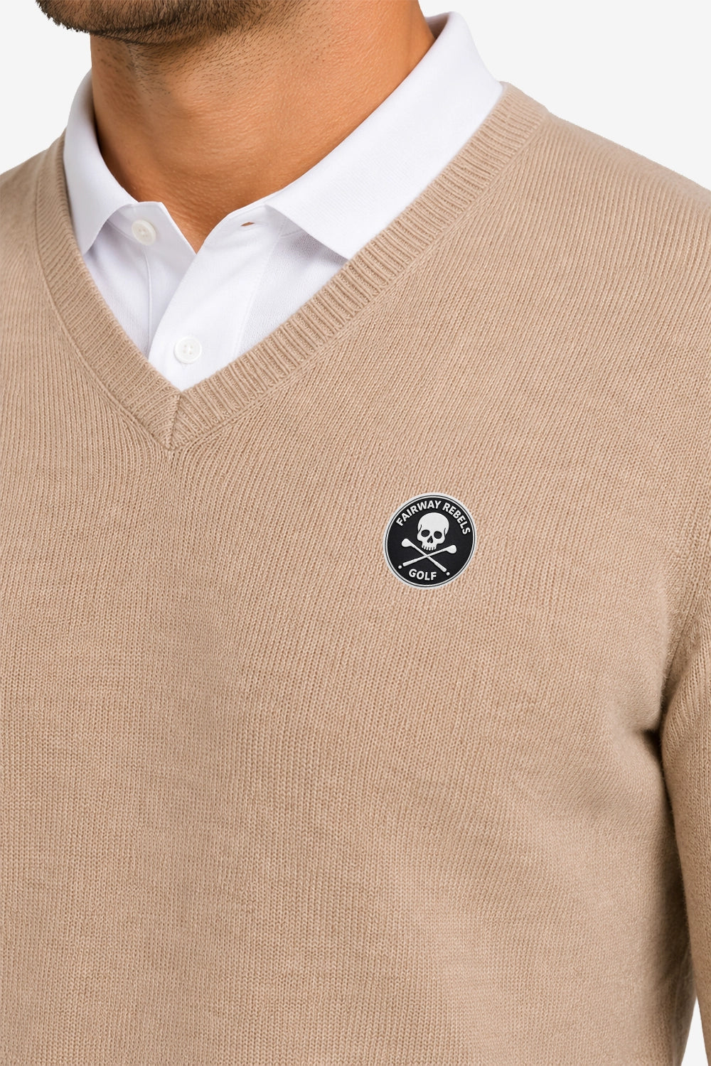 Pull homme col V beige en maille côtelée, badge Golf sur la poitrine