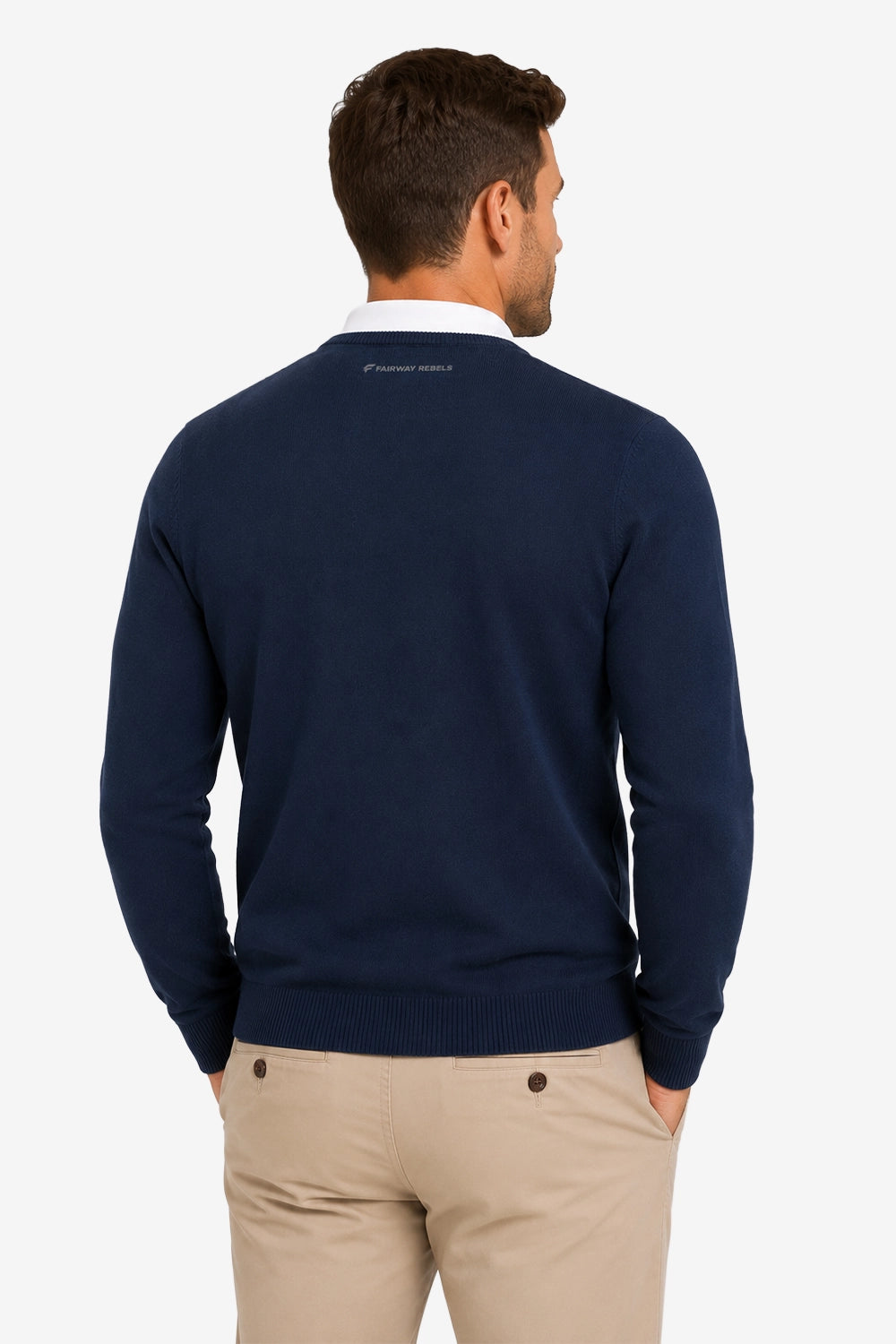 Pull homme col V bleu marine à l’arrière, finitions côtelées, étiquette au haut du dos