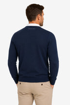 Pull homme col V bleu marine à l’arrière, finitions côtelées, étiquette au haut du dos