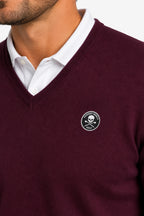 Pull homme col V bordeaux en maille côtelée, badge Golf rond sur la poitrine