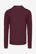 Pull homme col V bordeaux, manches longues, logo poitrine discret.