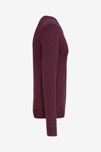 Pull de golf homme à col V bordeaux, vue de profil, maille à manches longues.