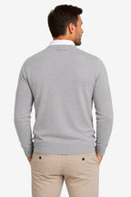 Pull de golf homme à col V gris, manches longues, côtes au poignet.