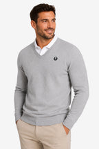 Pull homme col V gris, manches longues, bordures côtelées, petit logo poitrine