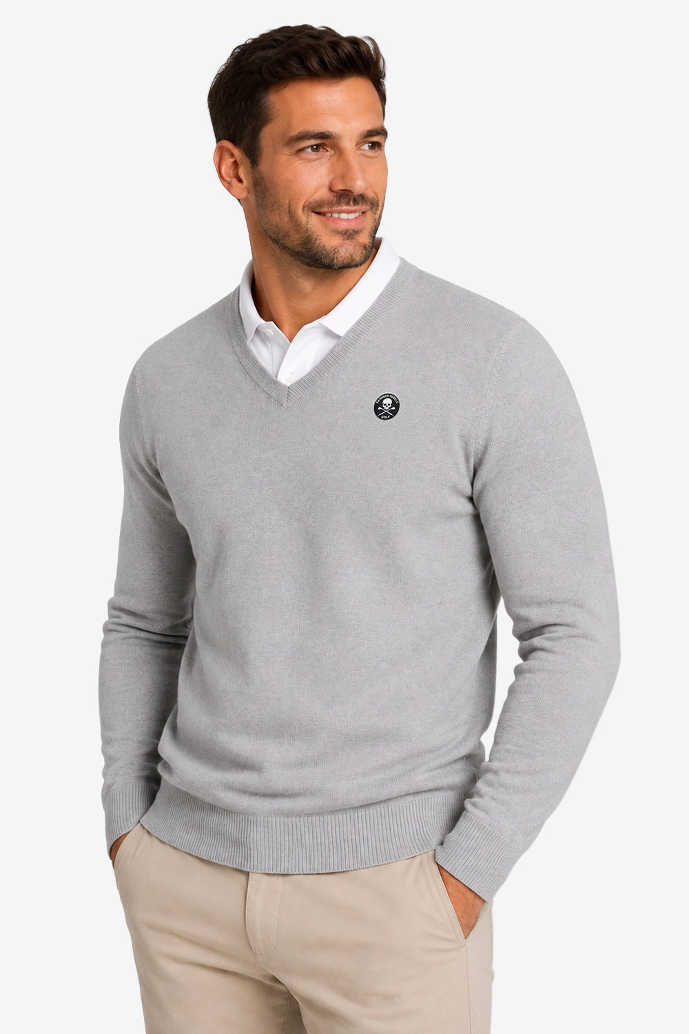 Pull homme col V gris, manches longues, bordures côtelées, petit logo poitrine