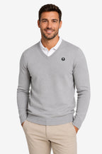 Pull homme col V gris en maille côtelée, coupe droite, badge Golf sur la poitrine